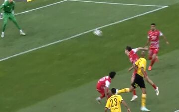 گل به‌خودی گولسیانی؛ گل دوم سپاهان به پرسپولیس + ویدئو