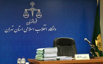 19 متهم ارزی مقابل میز قاضی