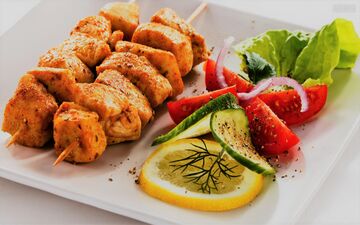 طرز تهیه جوجه کباب زعفرانی مجلسی؛ راز طعم و تردی خاص جوجه