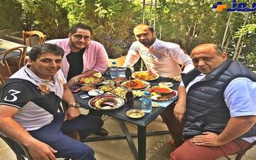 خوشگذرانی بازیگر مشهور با دوستانش پس از حواشی بسیار درباره جدایی از همسرش