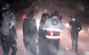 اسکان 200 مسافر گرفتار در برف و کولاک در مدارس سلماس/ همه 83 روستای بخش کوهسار بسته شد