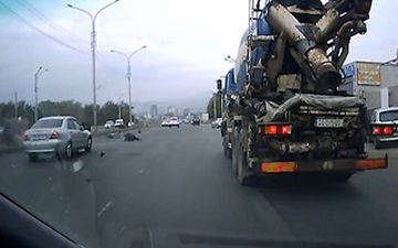 تصادف شدید دوچرخه سوار با خودرو به دلیل ورود به اتوبان + فیلم 
