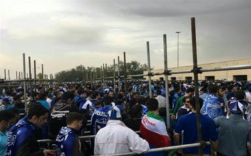 باز شدن درها و هجوم ۵ هزار نفر به باجه‌های بلیت‌فروشی+تصاویر