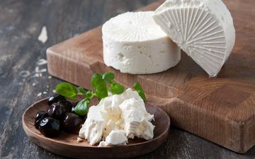 ترفندی آسان برای تهیه پنیر خانگی با شیر و روغن زیتون (با لحنی آموزنده و کاربردی)