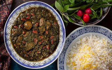 آموزش گام‌به‌گام پخت قورمه سبزی مجلسی با طعمی ماندگار