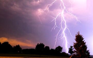 مصدوم شدن سه نفر بر اثر برخورد صاعقه