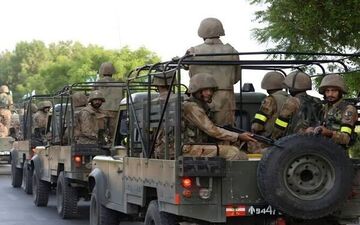 ۷ نظامی پاکستانی در حمله انتحاری نزدیک مرز افغانستان کشته شدند
