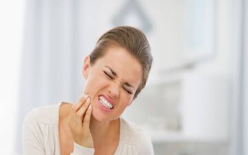 دلیل درد دندان‌ هنگام خوردن خوراکی‌های سرد یا گرم چیست؟