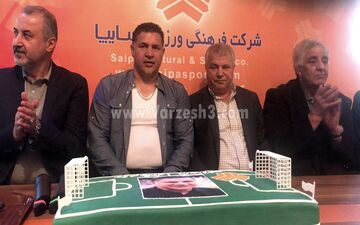 اهدای شنل سلطانی پروین به دایی