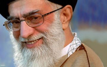 آیت‌الله‌خامنه‌ای پرکارترین بازیگر تئاتر 95!!!+عکس
