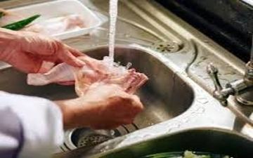 شستن کدام موادغذایی قبل از مصرف توصیه نمی‌شود؟