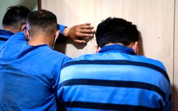 عاملان سنگ‌پرانی به اتوبوس در اسلام آبادغرب دستگیر شدند 
