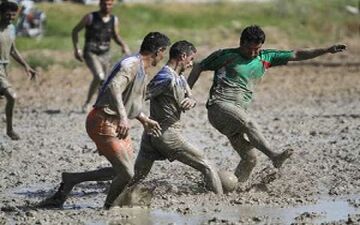 رقابت دیدنی فوتشالیست های مازندرانی در شالیزار + فیلم