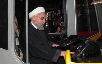 عکس/ روحانی راننده اتوبوس شد