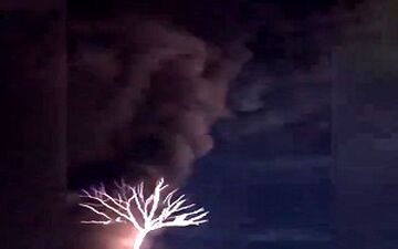 خلق تصاویری منحصر به فرد از وقوع همزمان صاعقه و فوران آتشفشان