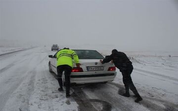 
تردد در محورهای اورامانات و سنقروکلیایی فقط با زنجیر چرخ امکان پذیر است/همه راه ها باز و تردد در آن ها جریان دارد