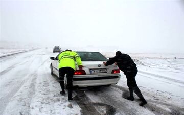 
تردد در محورهای اورامانات و سنقروکلیایی فقط با زنجیر چرخ امکان پذیر است/همه راه ها باز و تردد در آن ها جریان دارد
