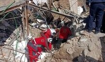 ویدئو / پیکر نوزاد شش‌ماهه در آوار؛ وداع تلخ امدادگران با قربانی کوچک حمله آمریکا