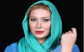 پیراهن شاد فریبا نادری در یک نمایش|استایل خاص فریبا نادری در کنار خواننده معروف