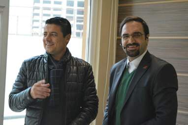 علیرضا فغانی داور بین‌المللی و علی میرزابیگی داور فوتبال در گفتگو با فرتاک‌نیوز در هتل پارسیان 