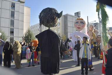 شادپیمایی عروسک‌ها در مسکن مهر شهرک دولت‌آباد شهر کرمانشاه