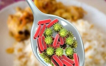 اسهال خونی و استفراغ شدید از علائم اولیه مسمومیت غذایی است