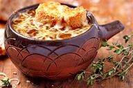 طرز تهیه سوپ پیاز فرانسوی رستورانی: راز یک طعم مجلسی و بی‌نظیر (مرحله به مرحله)