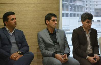 علیرضا فغانی داور بین‌المللی و علی میرزابیگی داور فوتبال در گفتگو با فرتاک‌نیوز در هتل پارسیان 