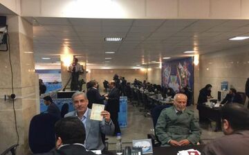 ثبت نام وزیر دولت دهم در انتخابات ریاست جمهوری 96 + عکس