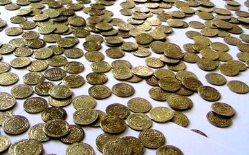 کشف ۱۳ سکه تاریخی و یک فسیل دو هزار ساله در اسلامشهر