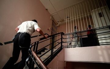  بازداشت زندانبان زن به خاطر رابطه جنسی با زندانی؛ چگونه دستش رو شد؟