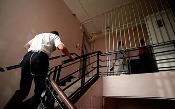  بازداشت زندانبان زن به خاطر رابطه جنسی با زندانی؛ چگونه دستش رو شد؟