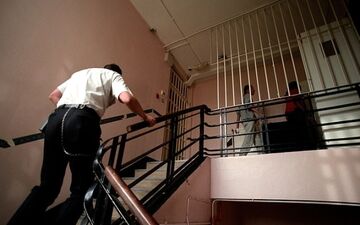  بازداشت زندانبان زن به خاطر رابطه جنسی با زندانی؛ چگونه دستش رو شد؟