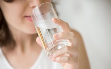 فواید بی نظیر ناشتا آب نوشیدن