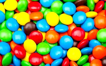 این دانه های ریز رنگی رنگی برای کودکان سم است