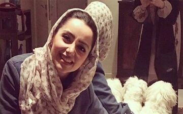 نازنین بیاتی در کنار توله سگ هایش