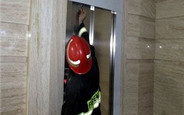 حبس ۳۰۱ شهروند مشهدی در آسانسور به دلیل قطع برق