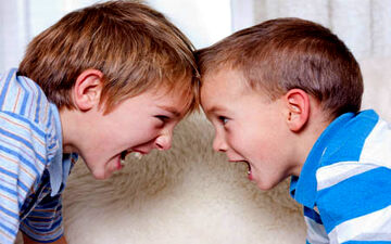 
کودکم بی طاقت است؛ چه کنم؟