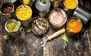 خطرات پنهان در غذاهای کنسروی که از آن بی خبرید
