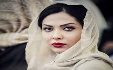 پوشش و حجاب نامتعارف لیلا اوتادی با پس زمینه منشوری!
