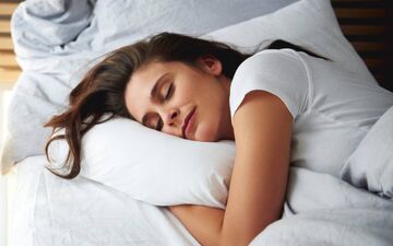چرا خوابیدن روی شکم مضر است؟
