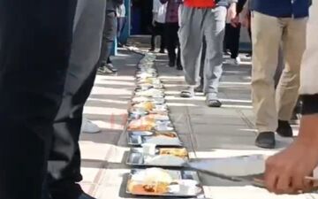 اعتصاب غذای دانشجویان فرهنگیان زنجان پس از پیدا شدن شپش در غذا!