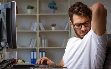 اگه نمیخوای بوی عرق بگیری حتما بخون! | روش های خانگی از بین بردن بوی بد بدن
