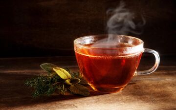 چای پررنگ باعث زخم معده و یبوست می‌شود