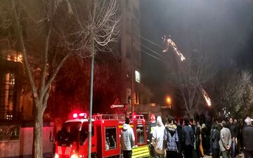 حریق گسترده انبار بزرگ لوازم یدکی در خیابان شوش تهران
