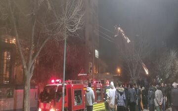 حریق گسترده انبار بزرگ لوازم یدکی در خیابان شوش تهران
