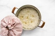 می‌توان برنجی را که یک شب بیرون مانده خورد؟