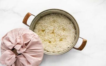 می‌توان برنجی را که یک شب بیرون مانده خورد؟