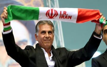 عکس یادگاری کی‌روش و پدرش با لباس تیم ملی ایران