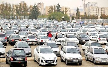
بازار خودرو آشفته شد/ قیمت خودرو پرواز کرد
